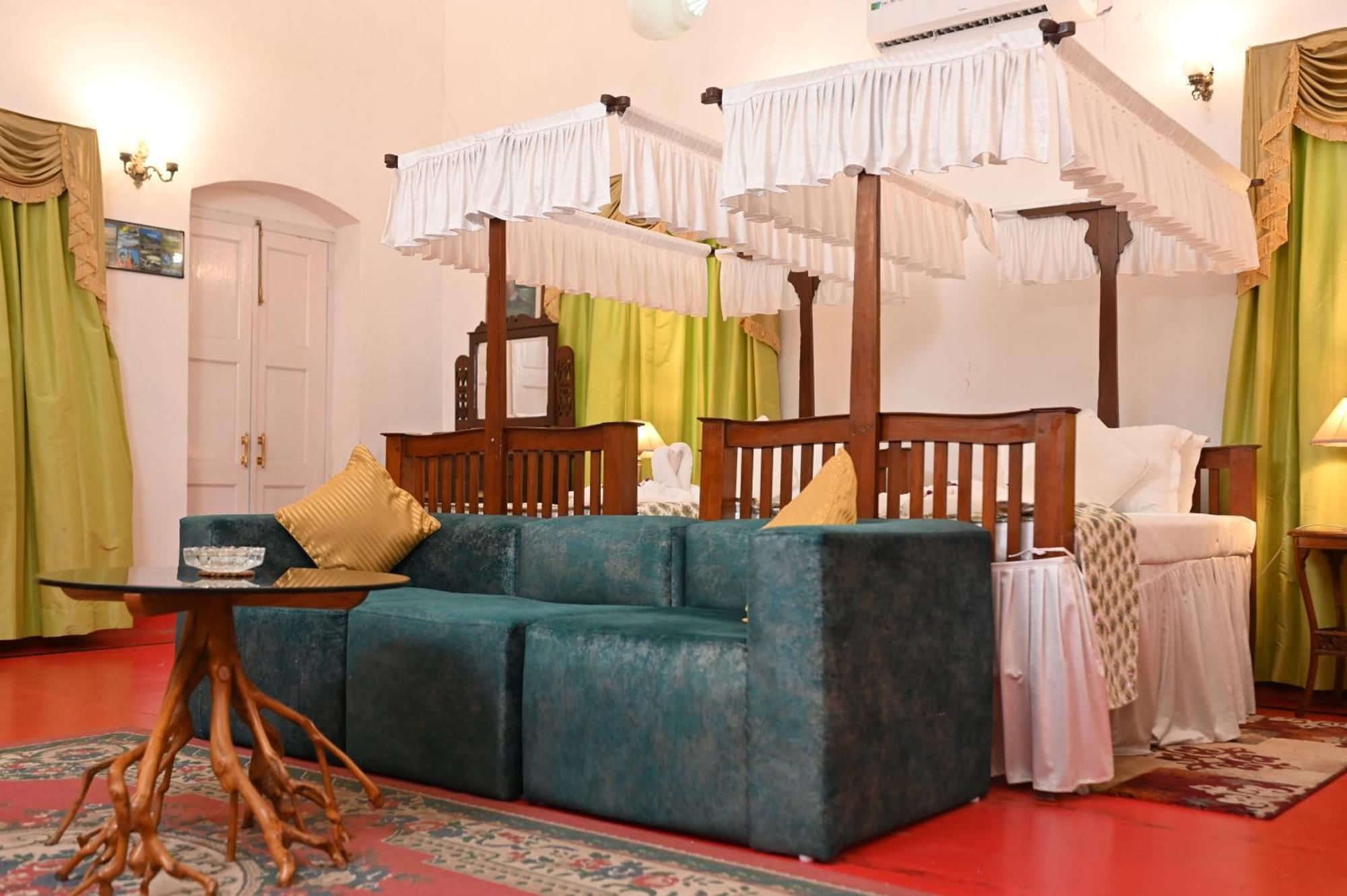 Thengal Manor Hotell Jorhāt Eksteriør bilde