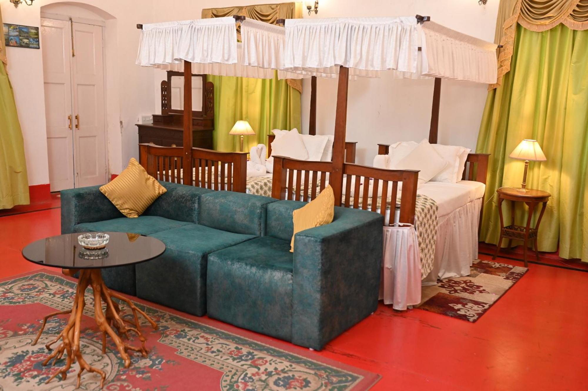 Thengal Manor Hotell Jorhāt Eksteriør bilde