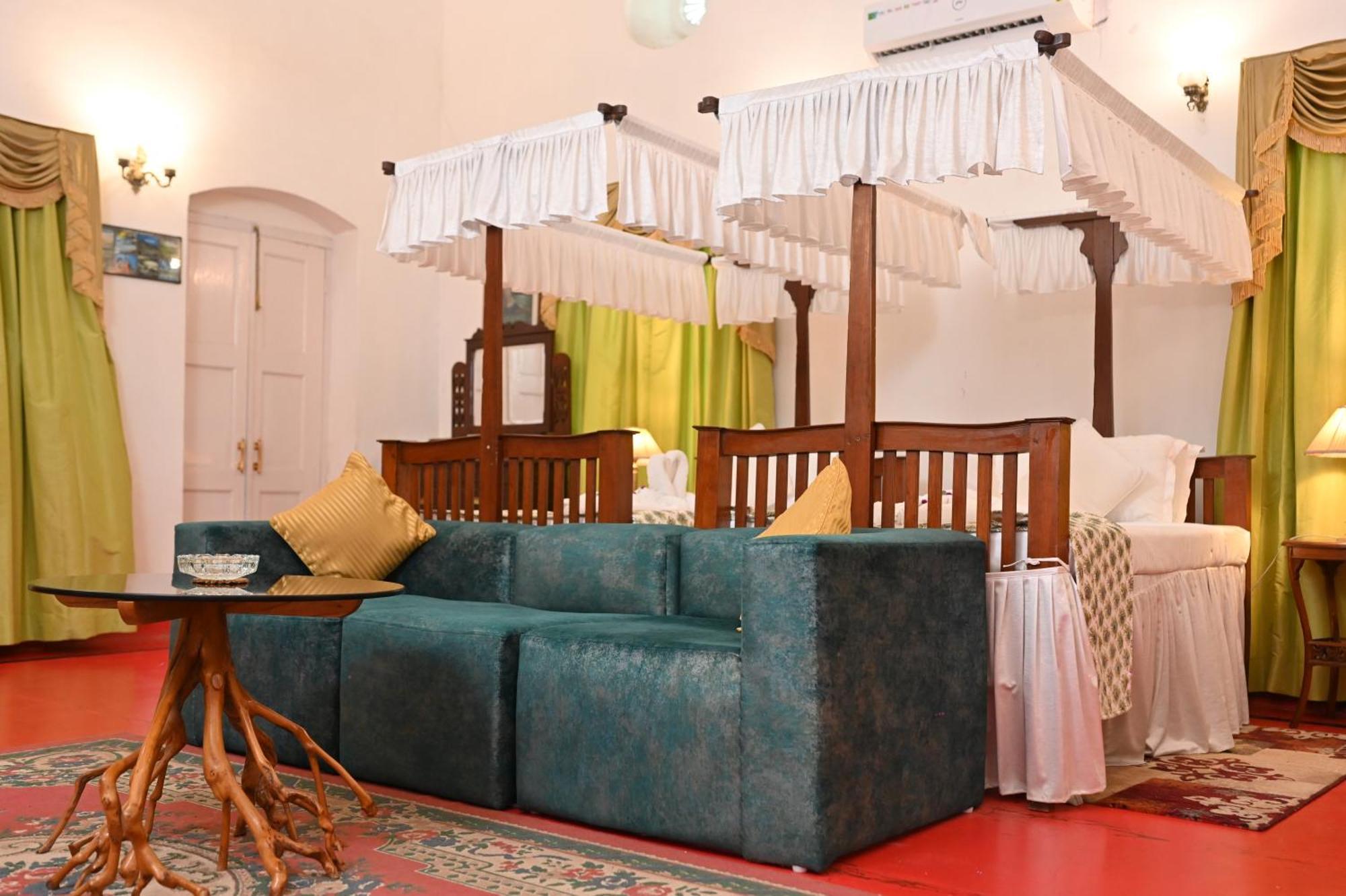 Thengal Manor Hotell Jorhāt Eksteriør bilde