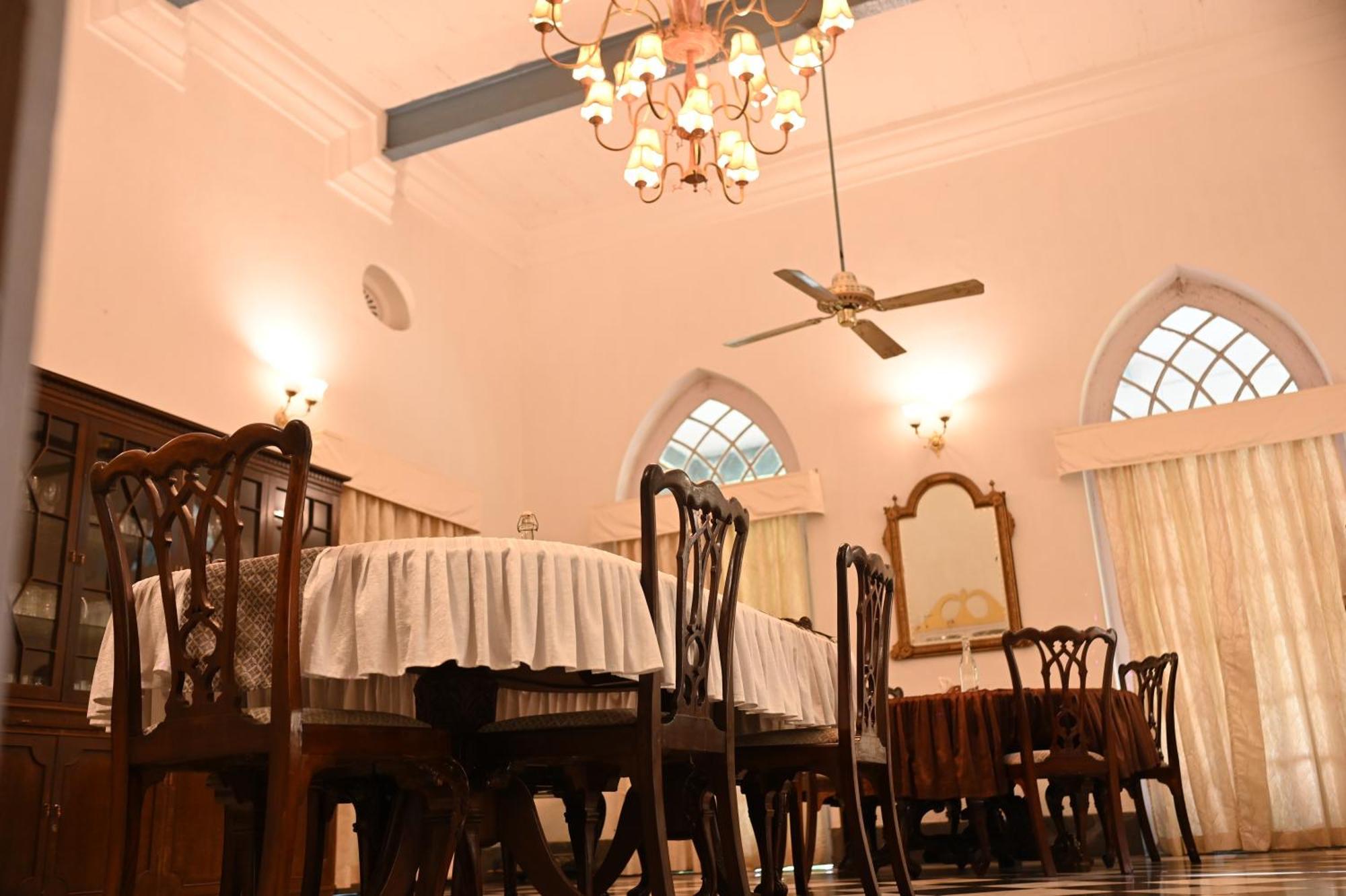 Thengal Manor Hotell Jorhāt Eksteriør bilde